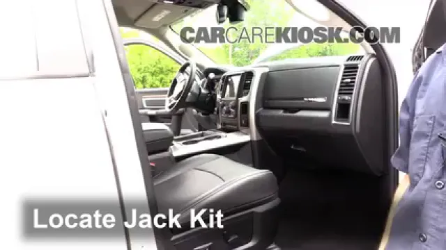 2016 Ram 3500 Laramie 6.4L V8 Crew Cab Pickup (4 Door) Levantar auto Usar el gato para levantar el auto